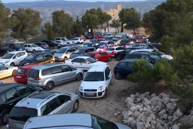 Sant Esteve, repleto de visitantes para ver el eclipse lunar