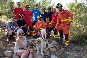 El equipo de rescate con la mujer que se perdió