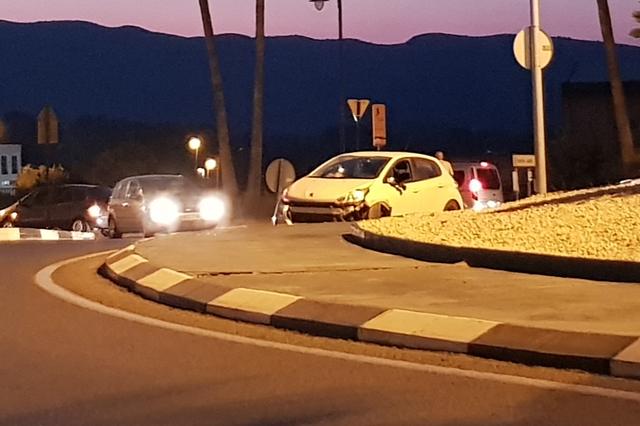 Un conductor ebri fuig després d'empotrar-se contra una rotonda