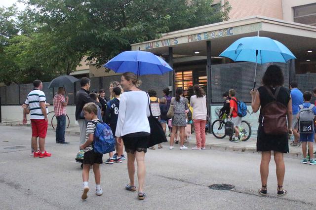 Ontinyent inaugura un nuevo curso escolar con presencia de lluvia