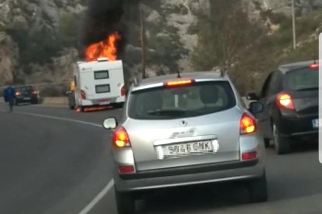 Una autocaravana se incendia en la carretera entre Bocairent y Ontinyent