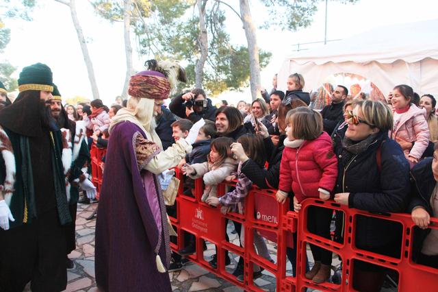 Centenares de niños reciben a Jacobo en Santa Ana