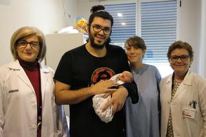 Vera, con sus padres y las responsables del hospital