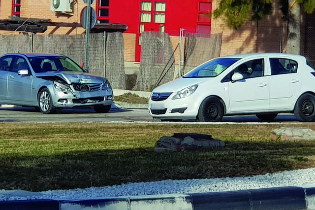 Dos vehículos colisionan en la rotonda de los Bomberos de Ontinyent