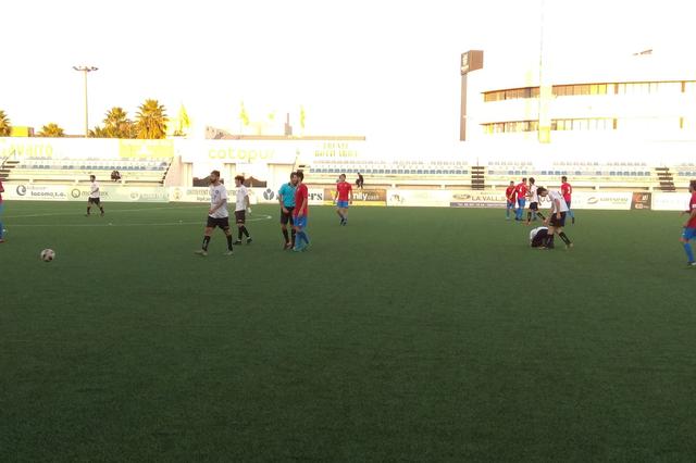 El CD Contestano rompe la racha de invicto del CD Ontinyent en El Clariano