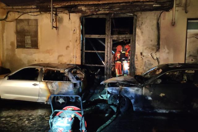 Un incendio quema tres coches y afecta a dos inmuebles en la calle Sant Antoni de Ontinyent