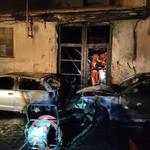 Un incendio quema tres coches y afecta a dos inmuebles en la calle Sant Antoni de Ontinyent