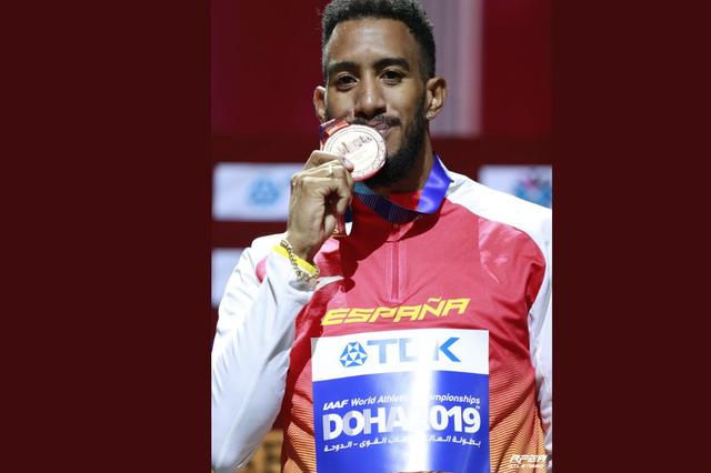 Orlando Ortega recibe su medalla de bronce