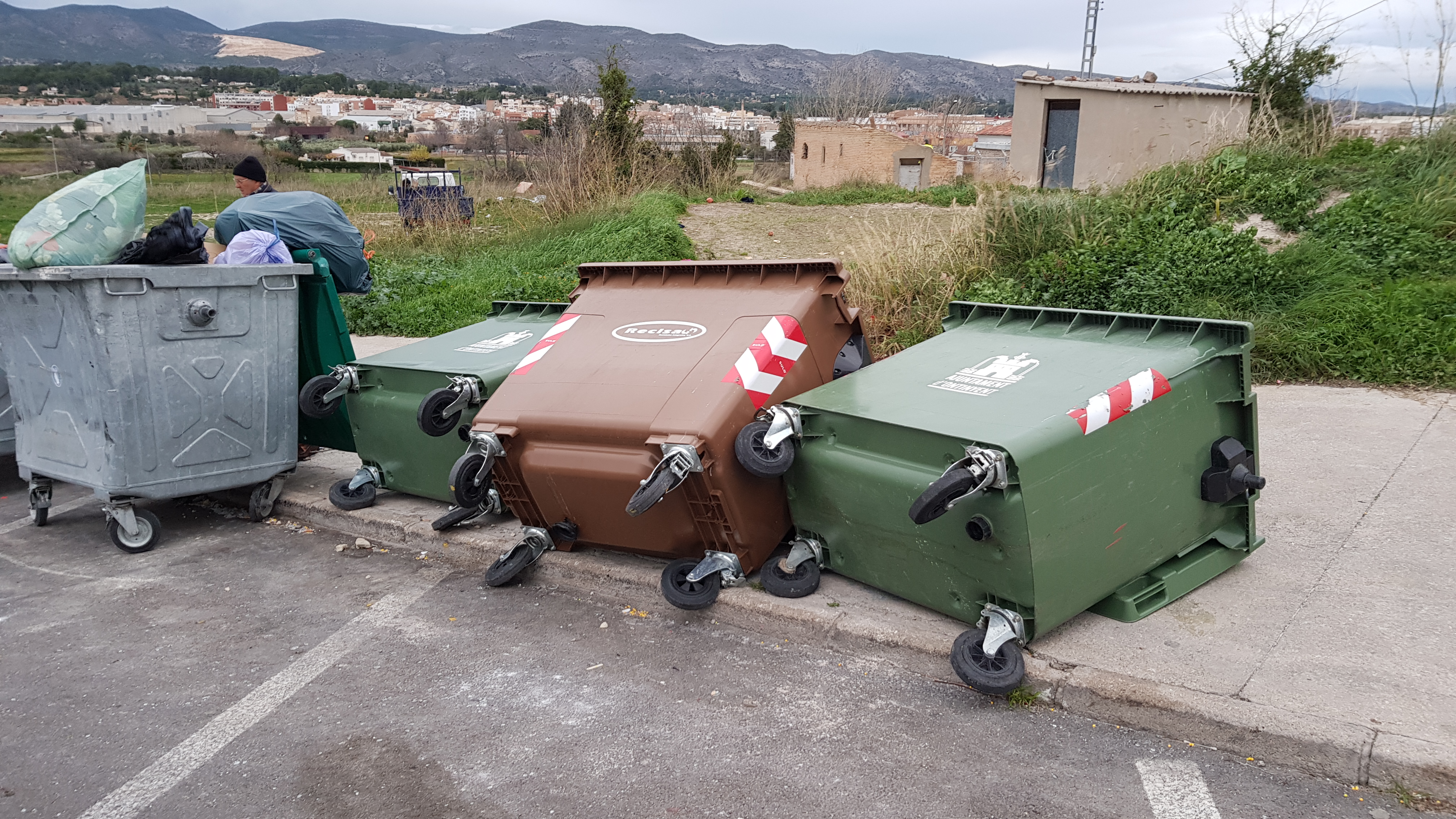 Contenedores tumbados en el polideportivo 