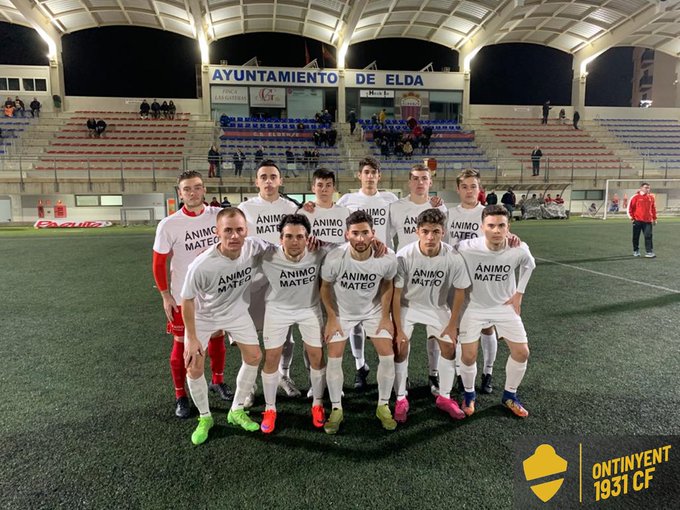 XI inicial en Elda con camisetas de apoyo a Mateo Sanchis