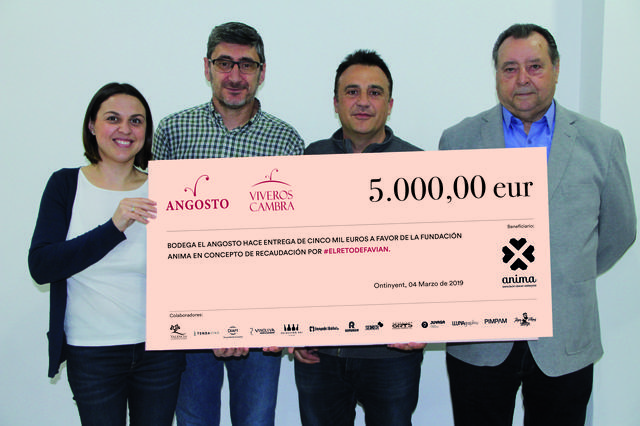 Bodega El Angosto entrega a ANIMA 5.000€ recaudados con el vino solidario ‘Favian’