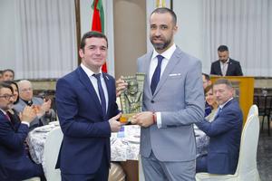 Saül recibiendo el Premio de manos de Vicent Pla
