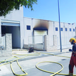 Un incendi crema una fàbrica de mobles