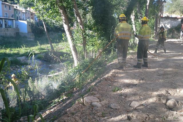 Un incendio en el cauce del río en Ontinyent