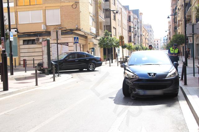 Accidente entre dos vehículos en el cruce M.Valls- Pintor Segrelles