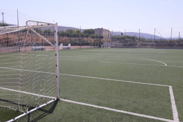 El personal del poliesportiu salva la vida d’un futbolista amb ajuda d’un desfibrilador 