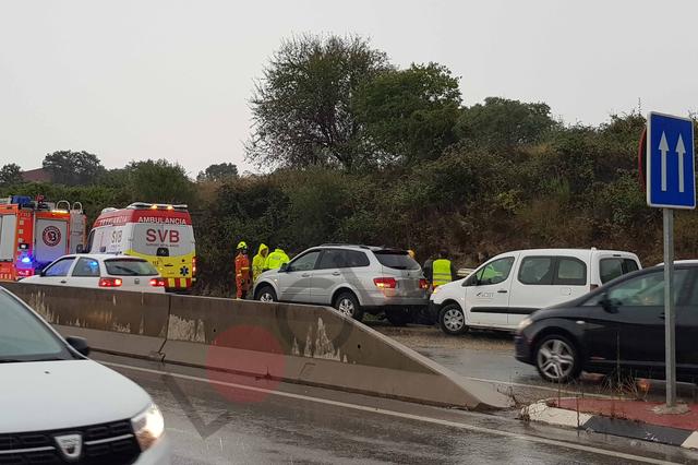 Un vehicle bolca en la rotonda dels Bombers d’Ontinyent, eixida Agullent