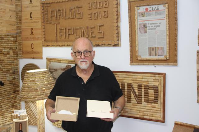 ‘Carlos Tapones’ registra la marca i la caixa per a guardar mascaretes