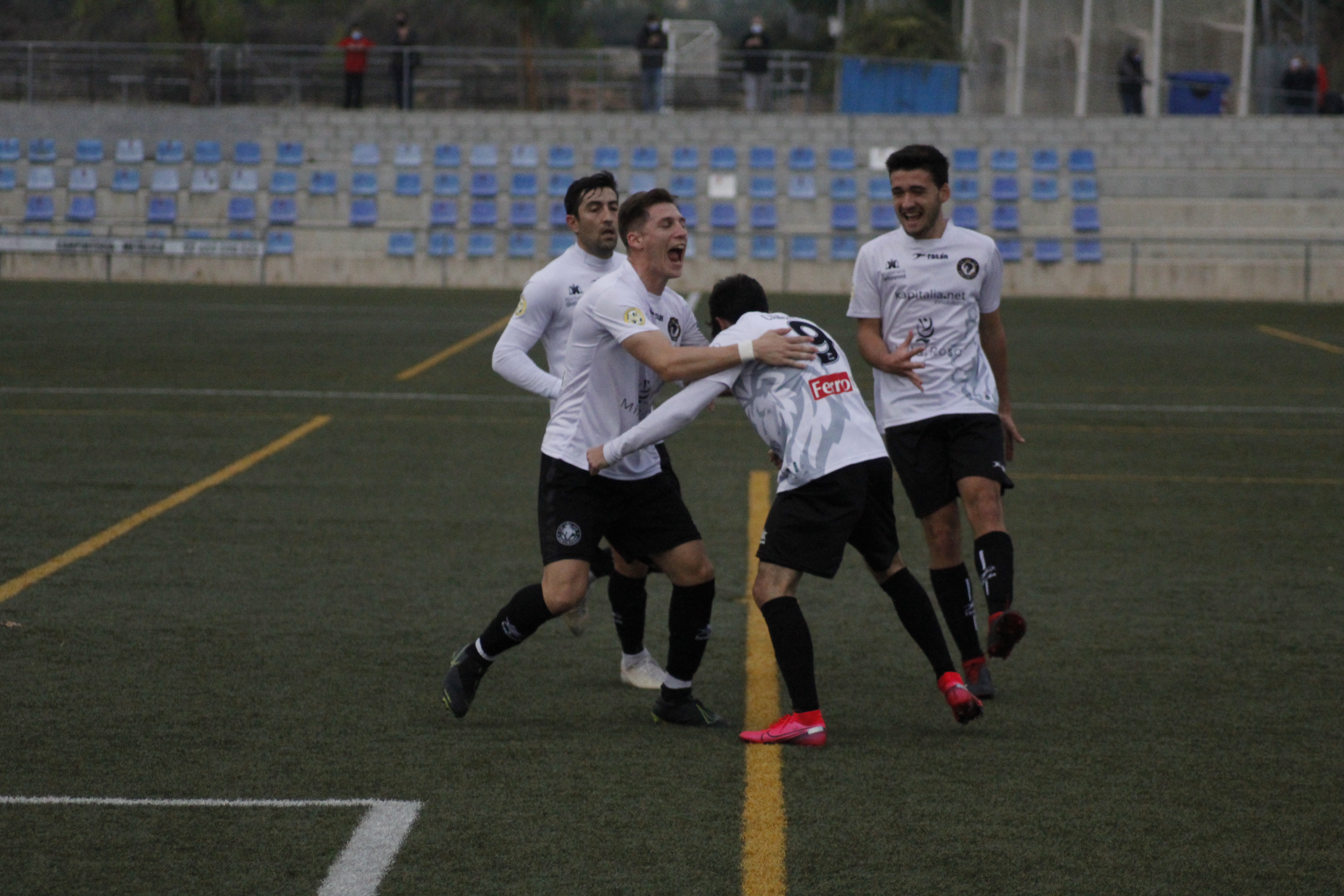 Jugadores del CD Ontinyent celebran un gol