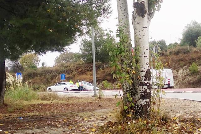 Accidente entre dos vehículos en la rotonda de acceso a Ontinyent