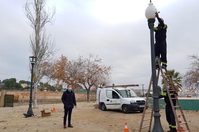 Instal·len com a prova en la Glorieta dos columnes de forja restaurades