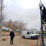 Instalan a modo de prueba en la Glorieta dos columnas de forja restauradas 