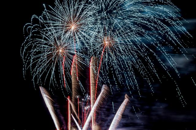 Un espectáculo pirotécnico rinde homenaje en las fiestas de la Purísima en Ontinyent