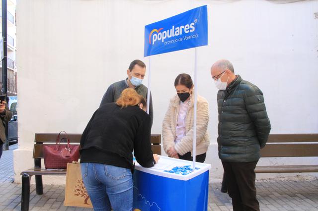 El PP recull signatures a Ontinyent contra la Llei Celaá