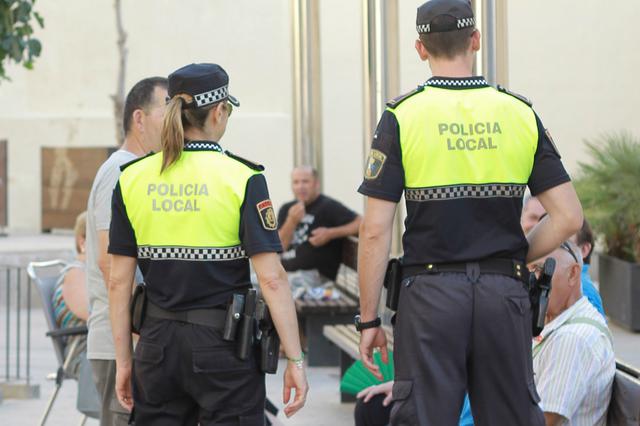 La Policia Local d’Ontinyent i sanitaris salven la vida a un home després de dues parades cardíaques 