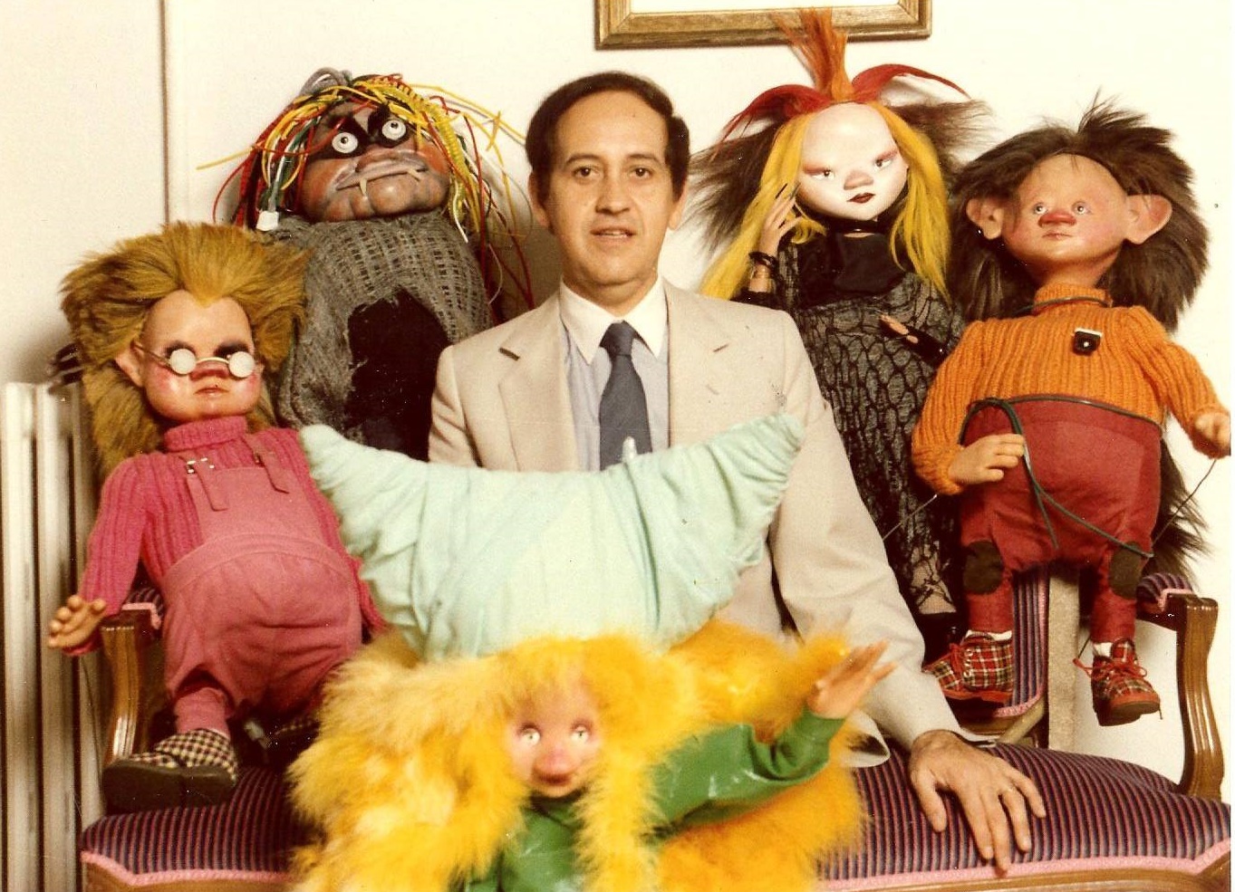 Alejandro Millán con sus marionetas más famosas