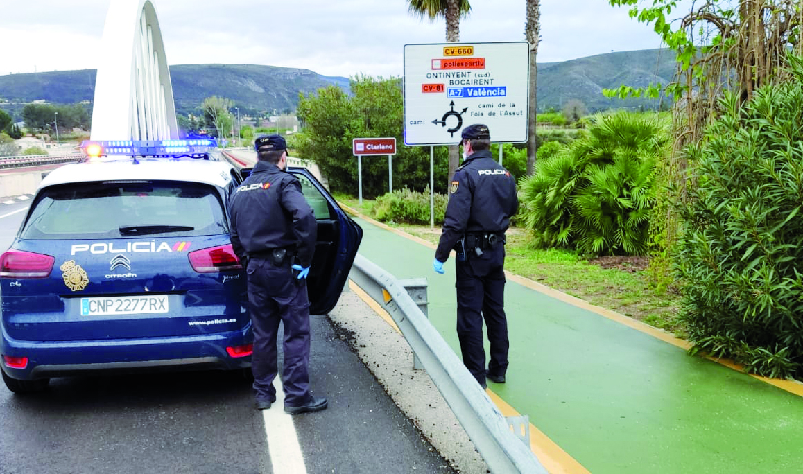 Imatge de la Policia vigilant perquè es complisca l'estat d'alarma