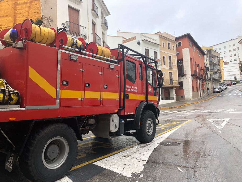 Un camión de la UME llegando a la plaza Mayor de la localidad