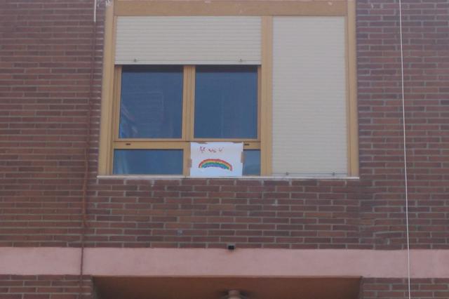 Aplausos desde los balcones a la labor de los que siguen trabajando 