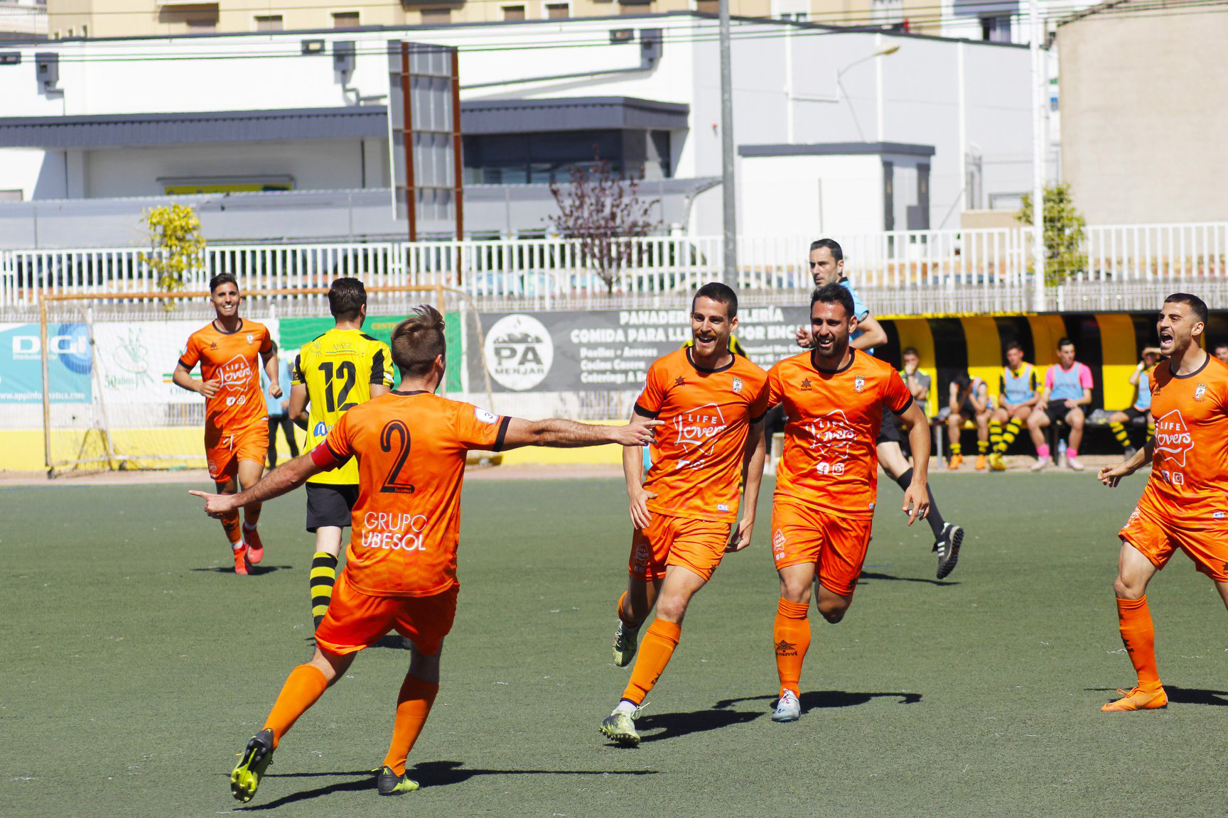 Jugadores del Atzeneta celebran el segundo gol en el último partido disputado