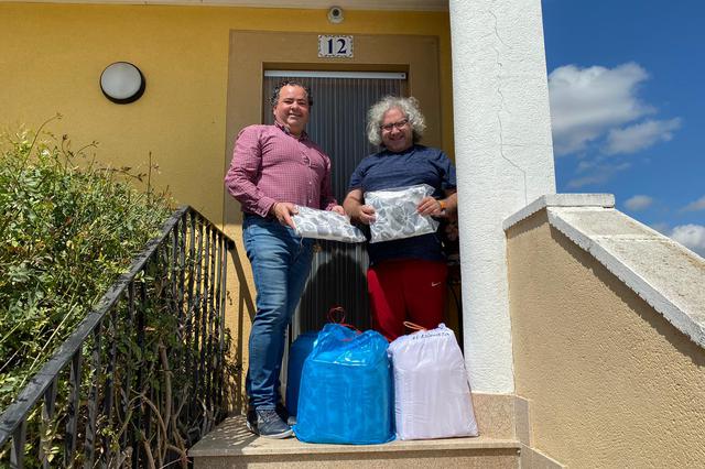 El Palomar fabrica 100 batas al personal sanitario de Xàtiva-Ontinyent