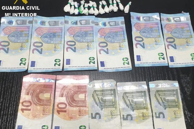 Detenida por cuando circulaba con su vehículo con 13 envoltorios de cocaína