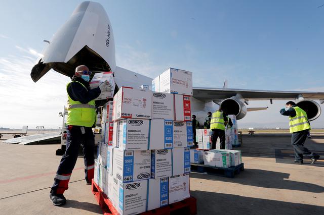 El octavo vuelo llega a  la Comunitat con 54,7 toneladas de material sanitario