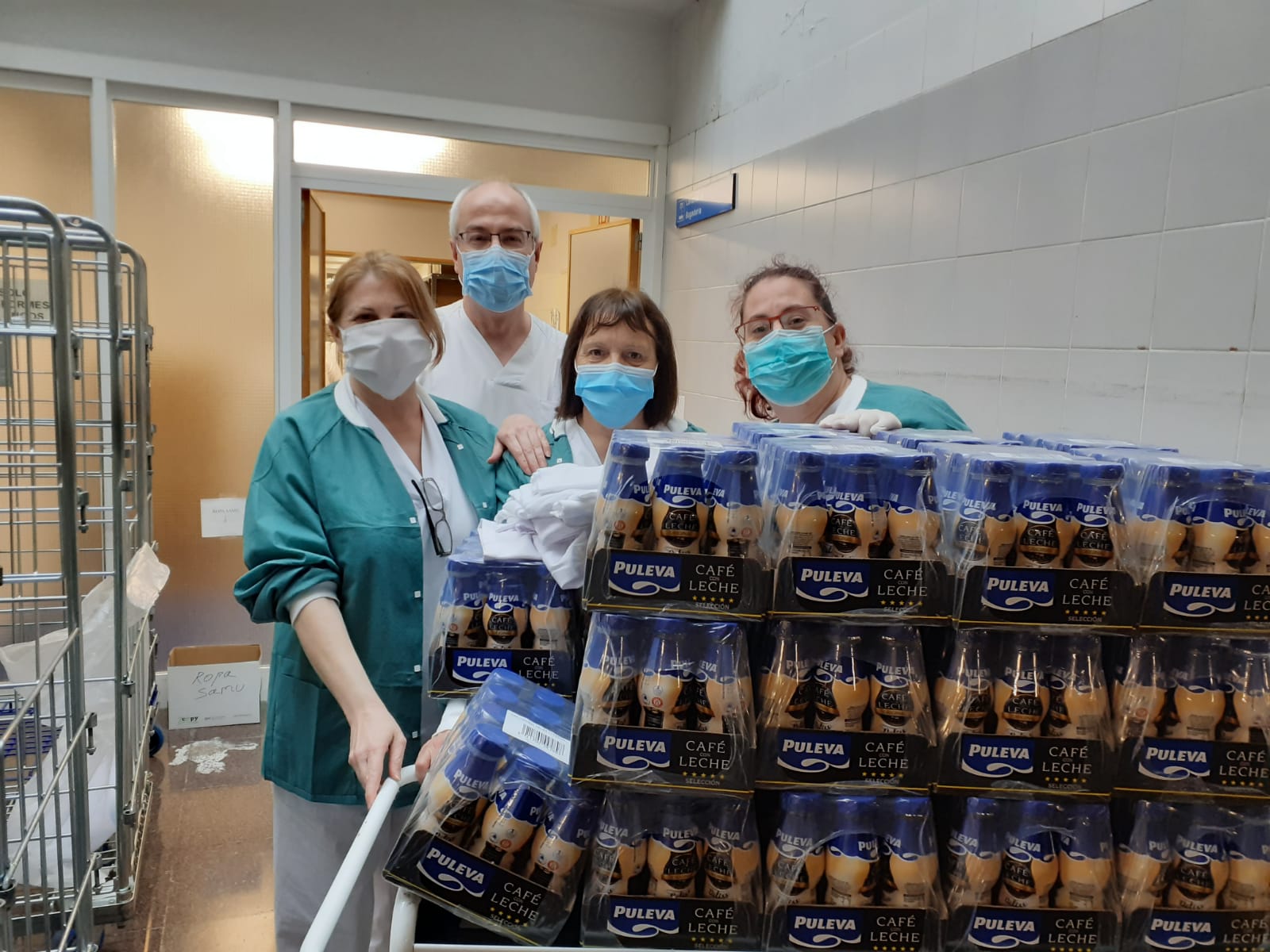 Metges de l'Hospital d'Ontinyent posen amb els productes de Puleva