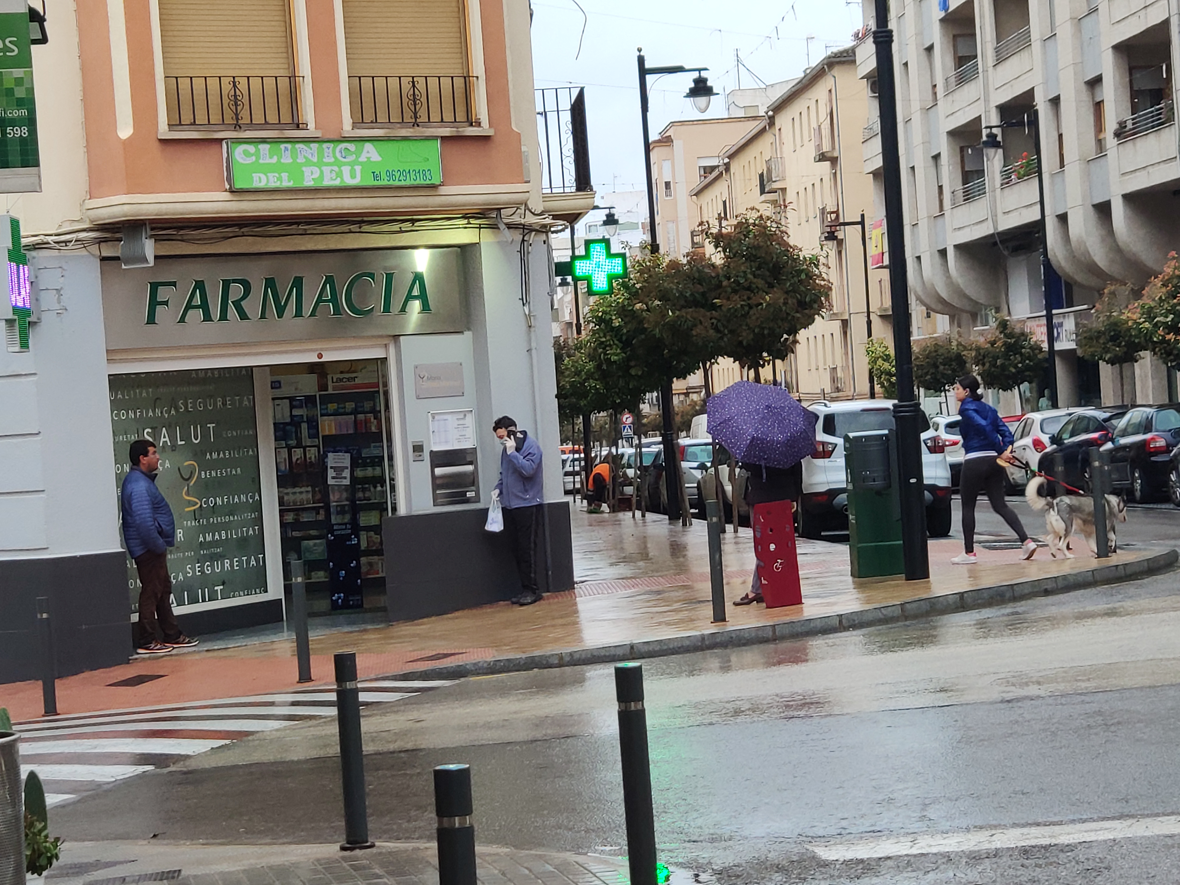 Cues a la farmàcia de Maria Torrós esperant recollir les mascaretes