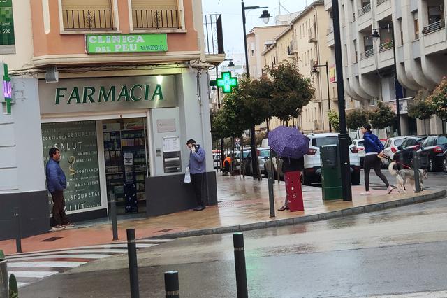 Farmàcies d’Ontinyent se saturen durant l’entrega de mascaretes