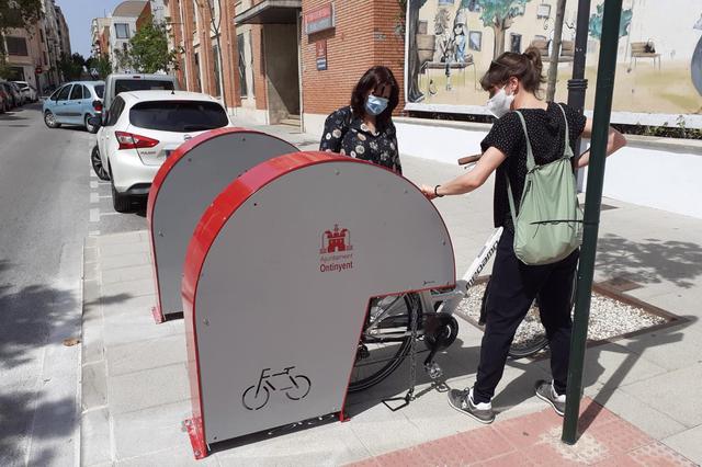 Ontinyent instal·la aparcabicis per fomentar l'ús de la bicicleta 