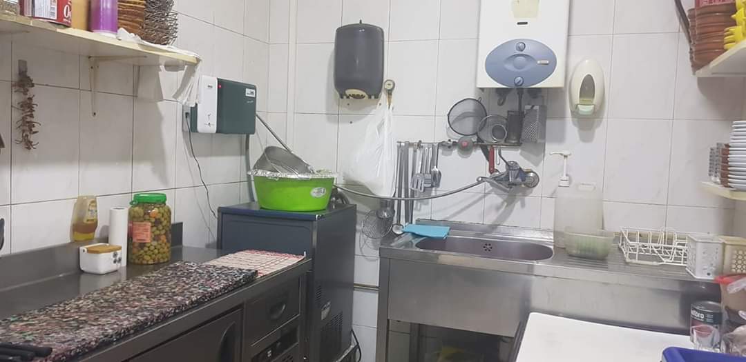 La cocina del bar Atenea con la máquina desinfectante muestra la "nueva realidad" de los bares