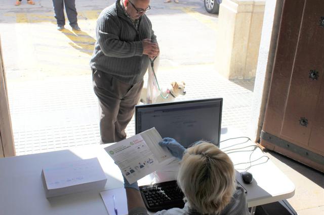 Ontinyent reparteix 8.420 mascaretes en el primer matí de la Fase 1