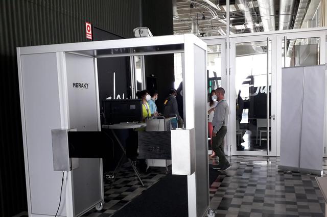 Instalados los primeros arcos desinfectantes fabricados en Ontinyent 