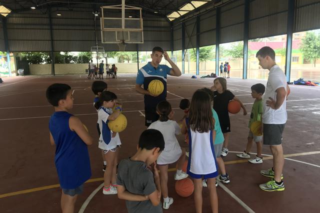 Deporte y diversión para jóvenes gracias al Martínez Valls Bàsquet