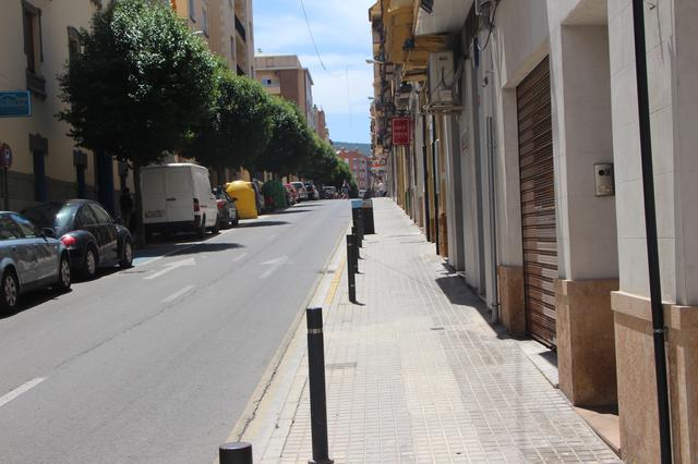 El carrer Dos de Maig es converteix aquesta vesprada en un carril bici