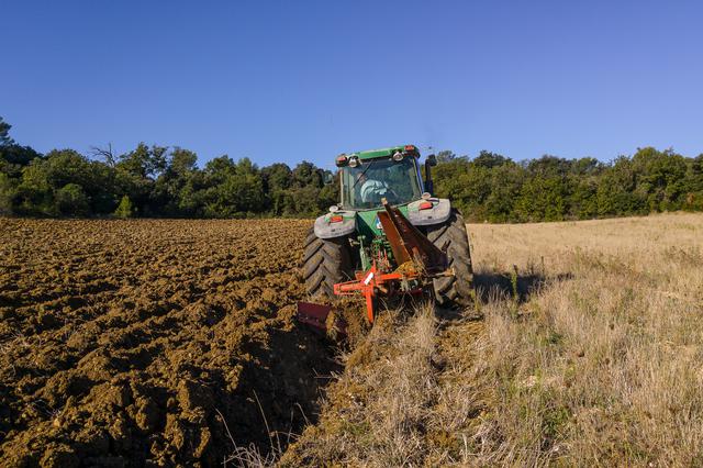 Mor un home en bolcar el seu tractor