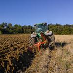 Muere un hombre al volcar su tractor