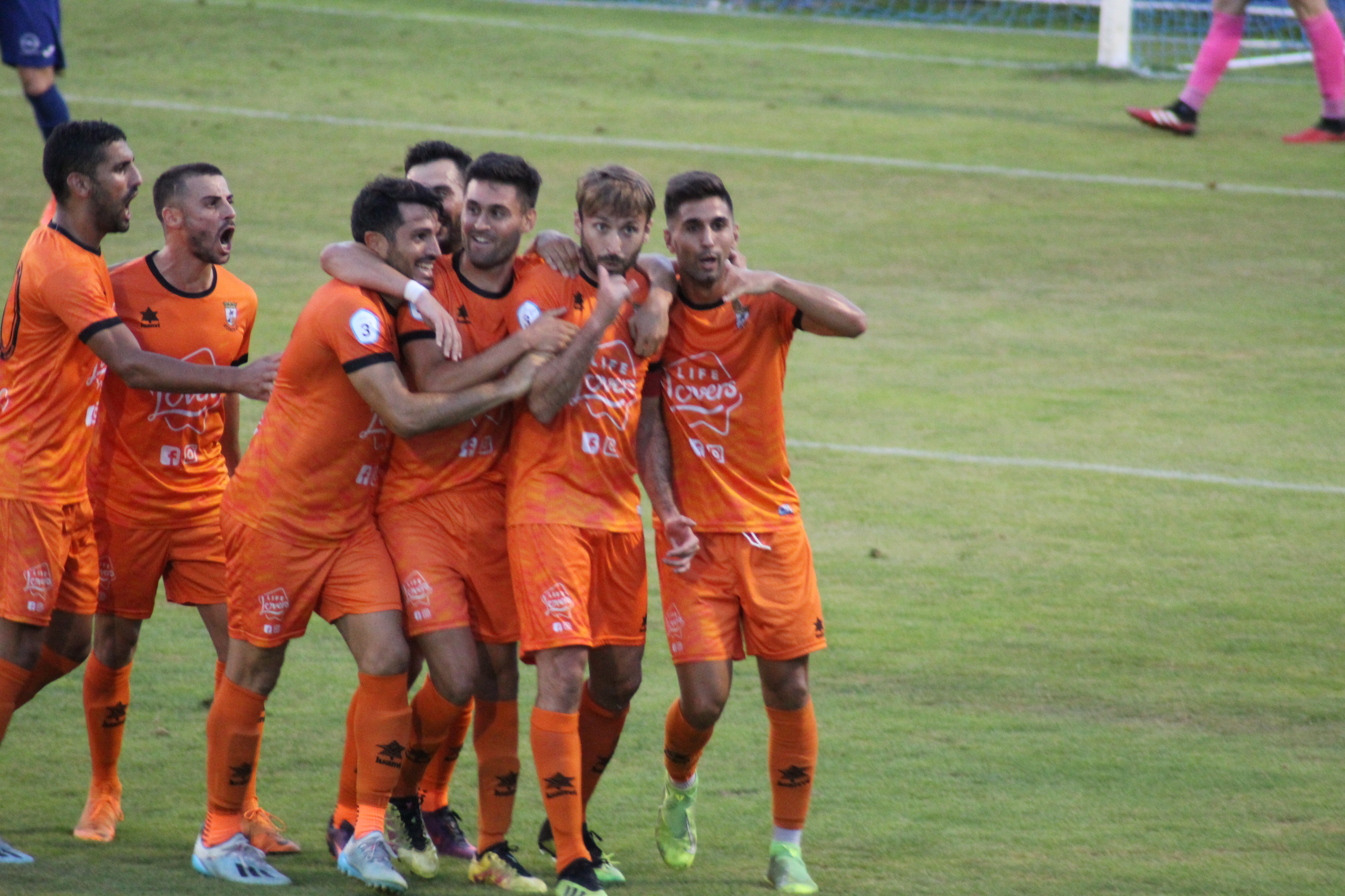 Els jugadors celebren el gol de Paco Sáez. Foto: Atzeneta UE