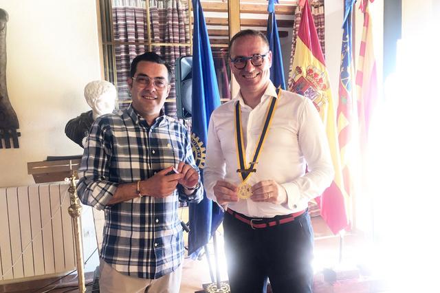 Roberto Reina cede el testigo a Javier Cantó en el Rotary Club 